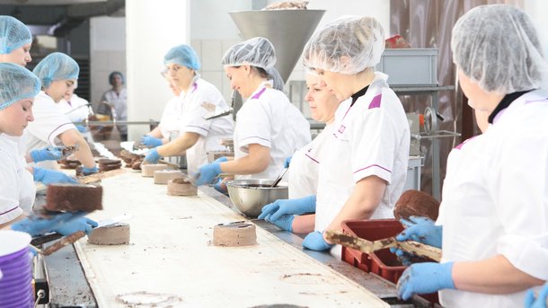 13 січня 2018, 09:00, Переглядів:   Десерти проходять металошукач, а з їх серединок роблять тістечка   Звабливий «конвеєр»