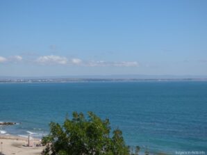 Дикі пляжі з кришталево чистою прозорою водою можна побачити на косі між Помор'ям і Ахелоем