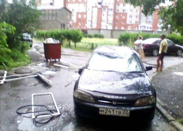 Не слід паркувати автомобіль над каналізаційними люками
