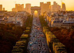 Дев'ятикілометрову вісь, яка тягнеться від Лувру до   кварталу Дефанс   на заході міста, часто називають Тріумфальною шляхом