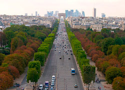 Від площі Етуаль (Зірки) віялом розходяться дванадцять вулиць, з яких найбільш відомі Єлисейські Поля (Champs Elysees), місце головних народних маніфестацій, як під час національних криз, так і під час свят