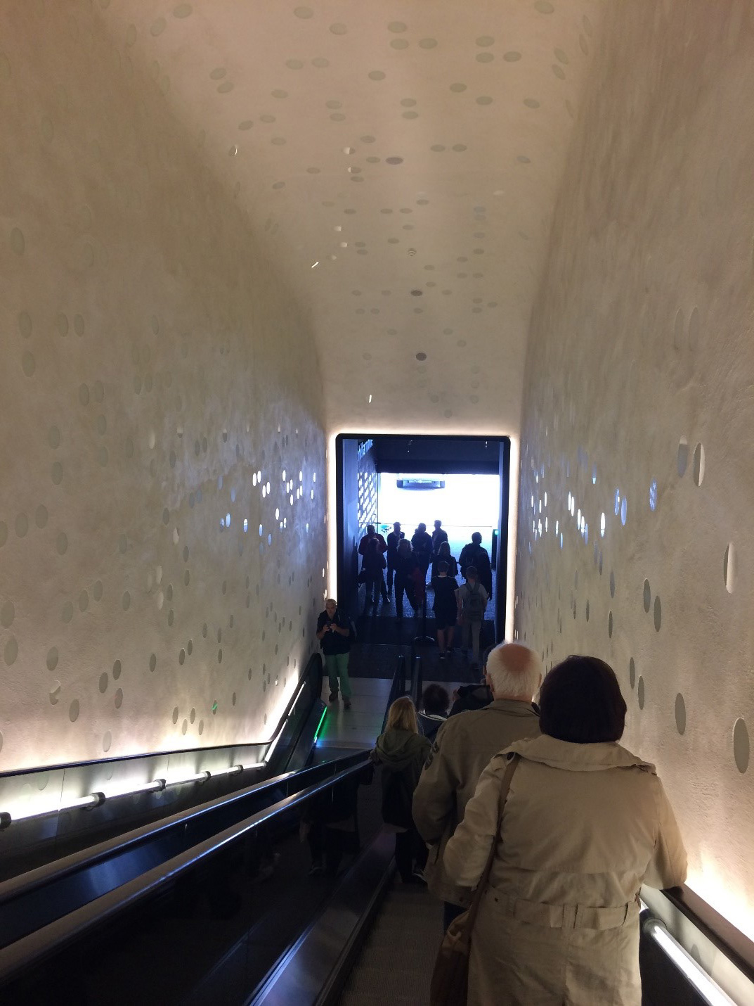 На оглядовий майданчик по мерехтливому тунелю, спроектованому знаменитим архітектором Захой Хадід, потрапити легко - і до того ж, це безкоштовно, тільки квитки з точною датою треба отримати в екскурсійному бюро неподалік