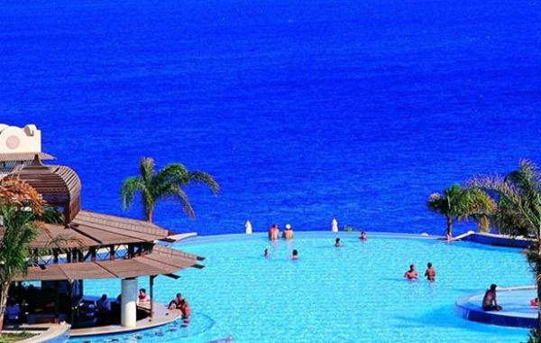 Розташовуючись на Синайському півострові, він пропонує туристам відмінну погоду, тепле море і чудовий сервіс в готелях