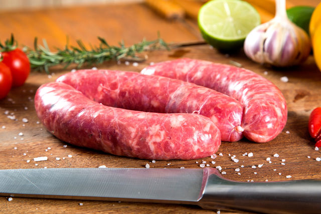 сосиски   роблять з будь-якого якісного м'яса, але зазвичай беруть суміш яловичини і свинини, курку або дієтичну індичку