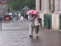 Як на мене, так клімат Лондона схожий на клімат Санкт-Петербурга: ви будете дихати свіжим морським повітрям навіть при високих температурах і щулиться під парасолькою і макінтошем під час сумних дощів