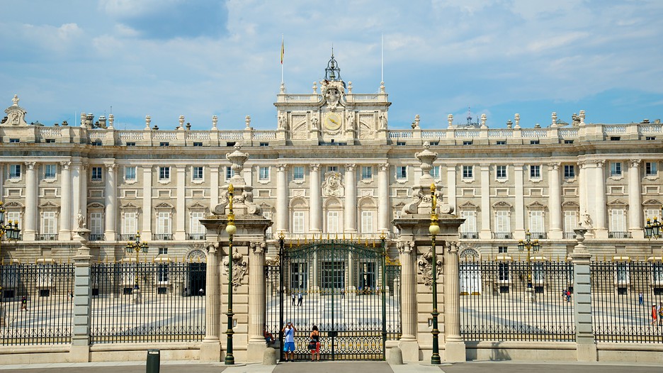 Королівський палац (Palacio Real de Madrid) - найбільший з усіх існуючих сьогодні королівських палаців Європи і одна з головних визначних пам'яток Мадрида
