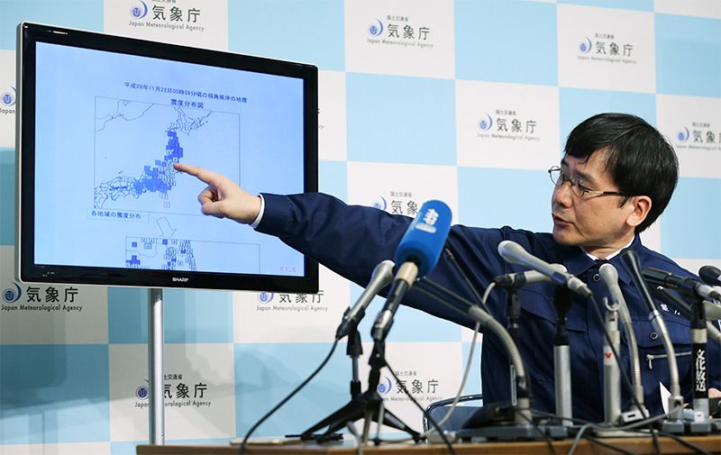 Накамура Кодзі, старший координатор сейсмологічної інформації в Метеорологічному агентстві Японії, розповідає про землетрус і цунамі, що сталися вранці 22 листопада (© Jiji)