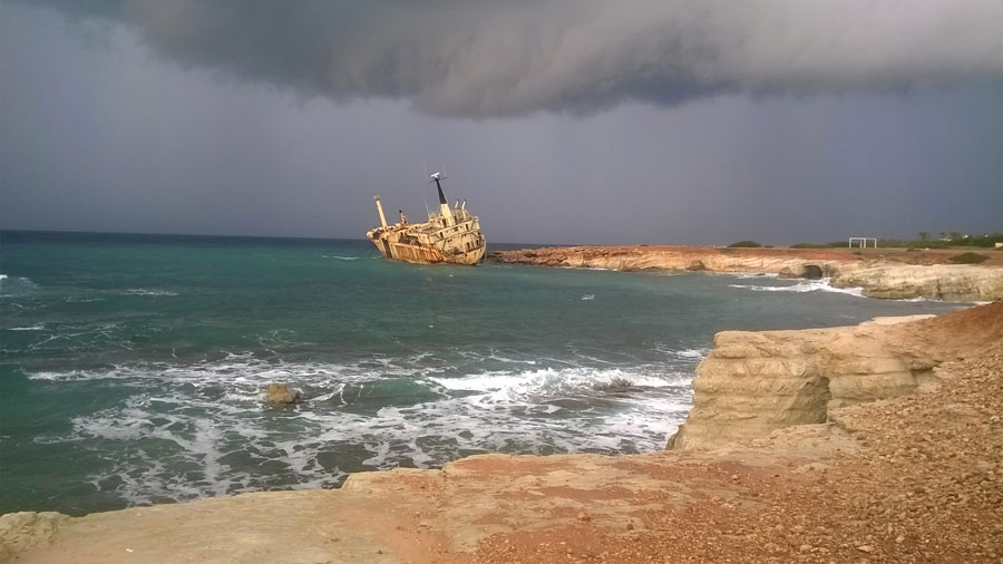 Судно The Edro III Shipwreck, викинуте на камені шість років тому в містечку Peyia, - тепер пам'ятка для туристів