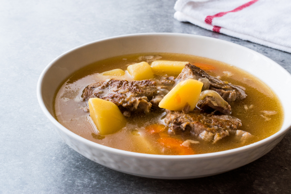 Як і будь-яке інше м'ясо, баранину можна гасити, запікати, готувати з неї супи і жарке