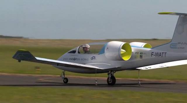 Цей літак, що отримав назву «E-Fan», являє собою двомісний, повністю електричний тренувальний літак