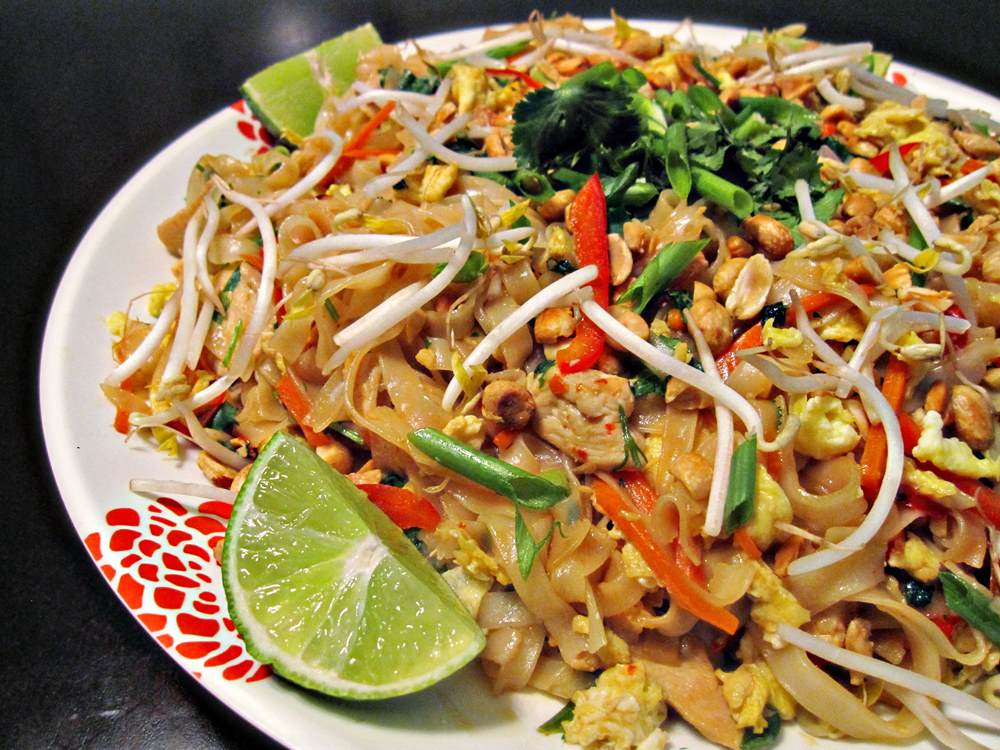 Таїланд: рис кхау Пхат, тому ям, локшина Пхат тай з креветками і арахісом, кальмари в солодкому соусі