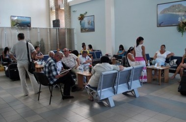 2 серпня 2011, 7:24 Переглядів:   Застряглі в Криму росіяни сплять на валізах в очікуванні чартеру