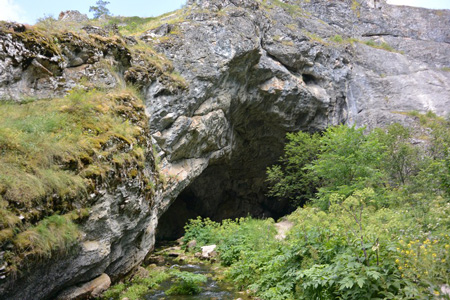 Капова печера - найвідоміша на Уралі, це 3 км ходів з залами, галереями та озерами