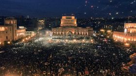 Демонстрація в Вірменії, фото: ЧТК   Протягом декількох днів в Єревані та інших містах проходили масові акції протесту, в ході яких опозиційний депутат парламенту Вірменії Нікол Пашинян оголосив про початок ненасильницької «оксамитової» революції з вимогою відставки прем'єра