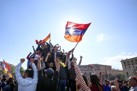 Демонстрація в Вірменії, фото: ЧТК   Сьогодні тисячі жителів Єревана зібралися біля Меморіалу жертв пам'яті геноциду вірмен