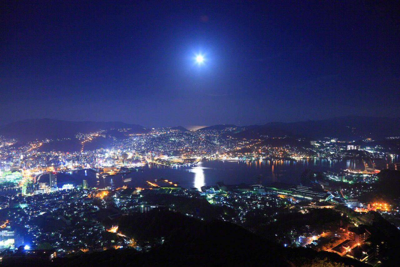 Вид з оглядового майданчика Інасаяма на Нагасакі;  повний місяць і місячна доріжка на затоці (преф