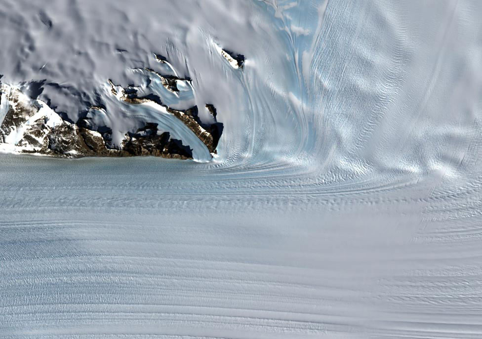 На фотографії зображений Бірдскій льодовик в Антарктиці, що має 136 кілометрів в довжину і 24 кілометри в ширину