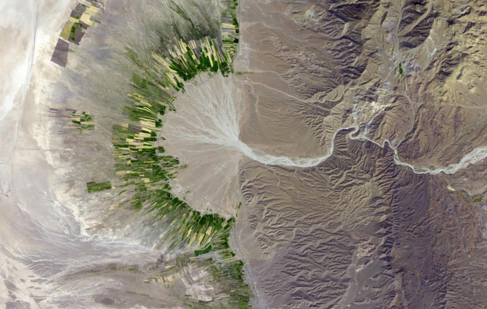 Вид з космосу на висохле русло річки в горах в південно-східній провінції Фарс, Іран