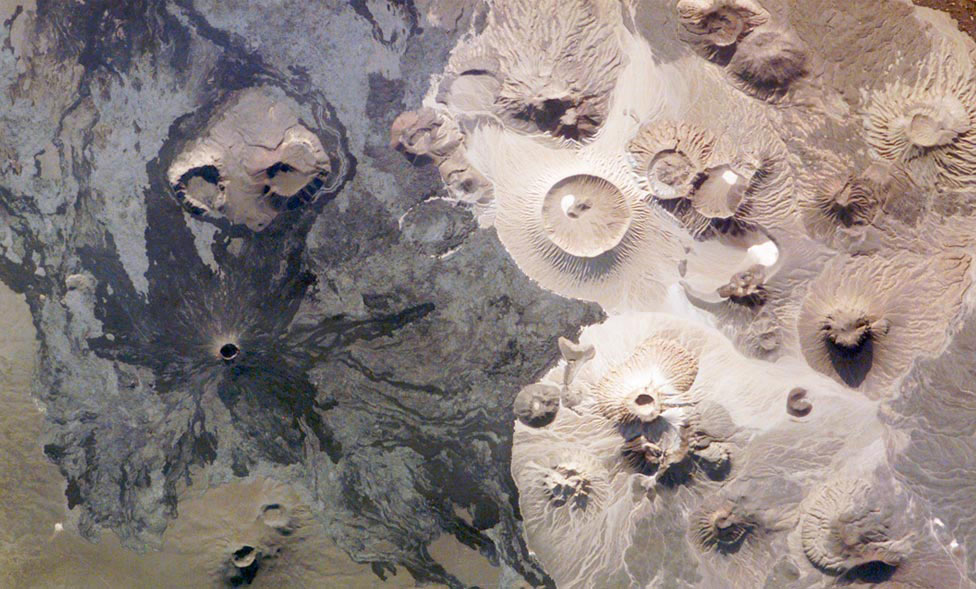 Вид з космосу на вулкан Харрат Хайбар в Саудівській Аравії