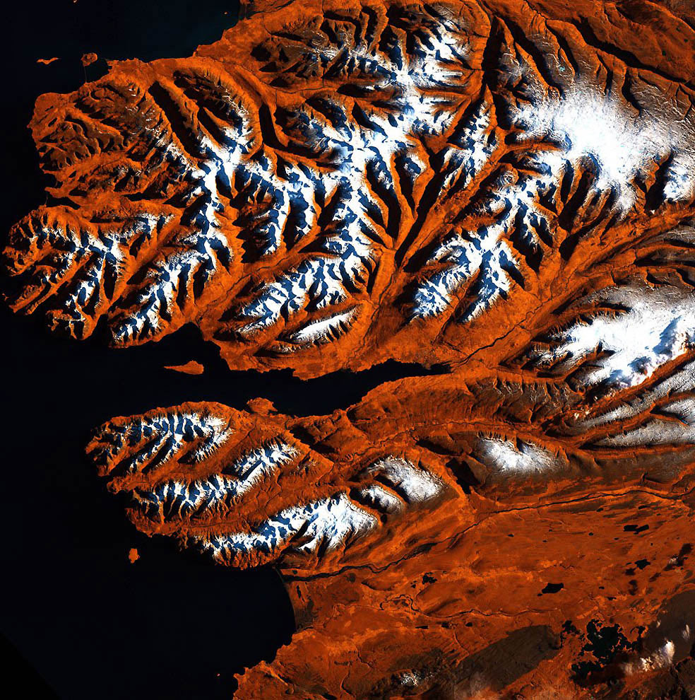 Так виглядає з супутника Північне узбережжя Ісландії (держава, розташована в північній частині Атлантичного океану)