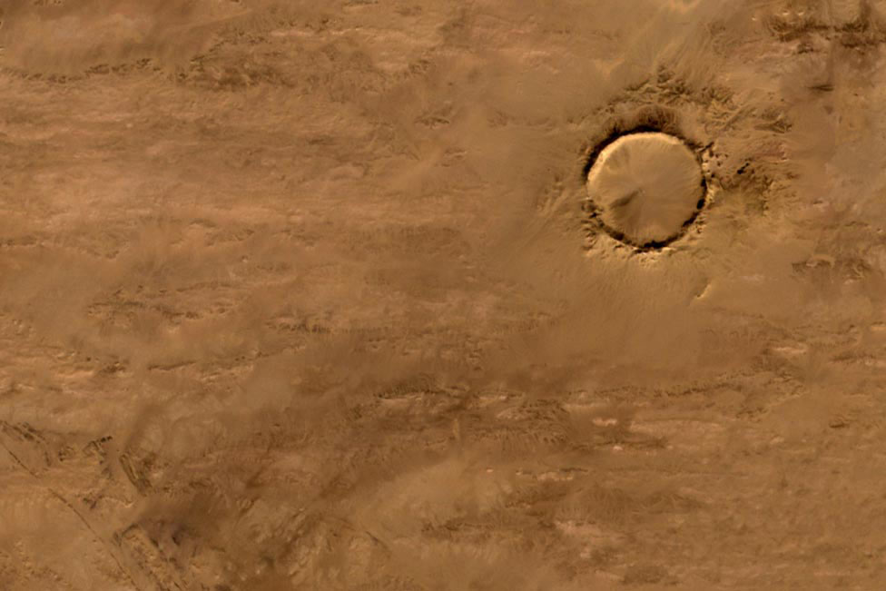 Далеко в пустелі Сахара знаходиться цей кратер, який з'явився сотні мільйонів років тому ще до появи перших динозаврів на Землі