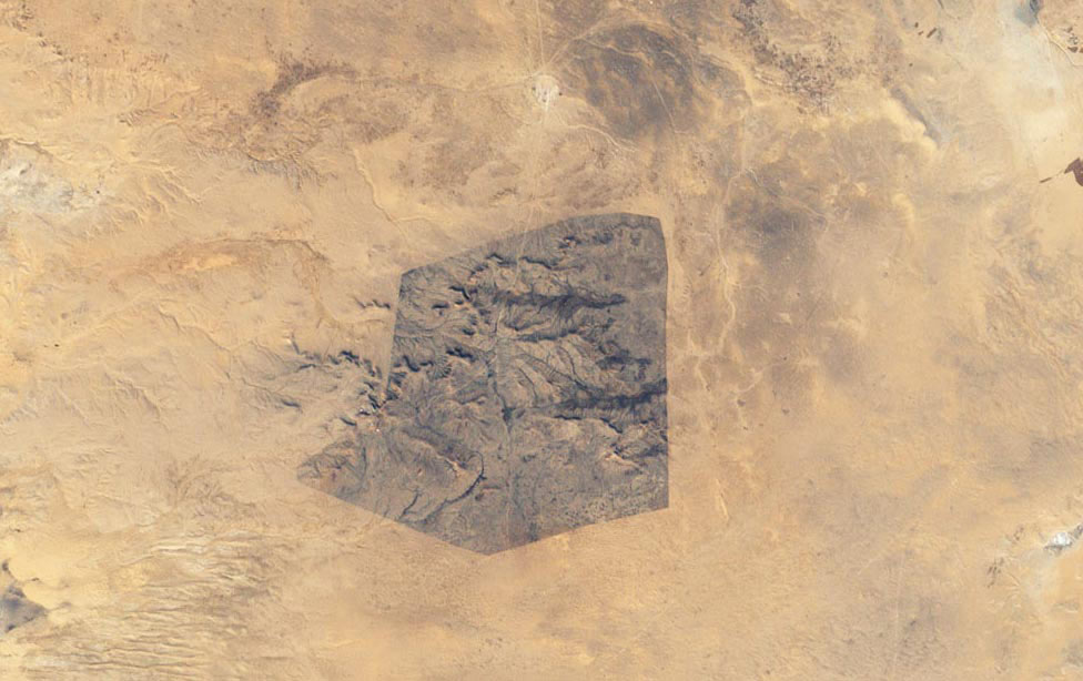 На знімку з космосу зображений контур національного парку, розташованого в південній частині Тунісу (держава на середземноморському узбережжі Північної Африки), недалеко від лівійського кордону