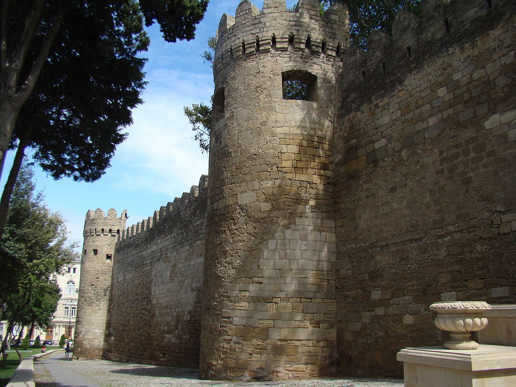Ичери-шехер, в простолюдді - Фортеця, або «старий» місто- старовинний житловий квартал і історико-архітектурний заповідник у столиці Азербайджану місті Баку, оточений добре збереженим фортечними стінами і є найбільш древньою частьюі пам'яткою міста