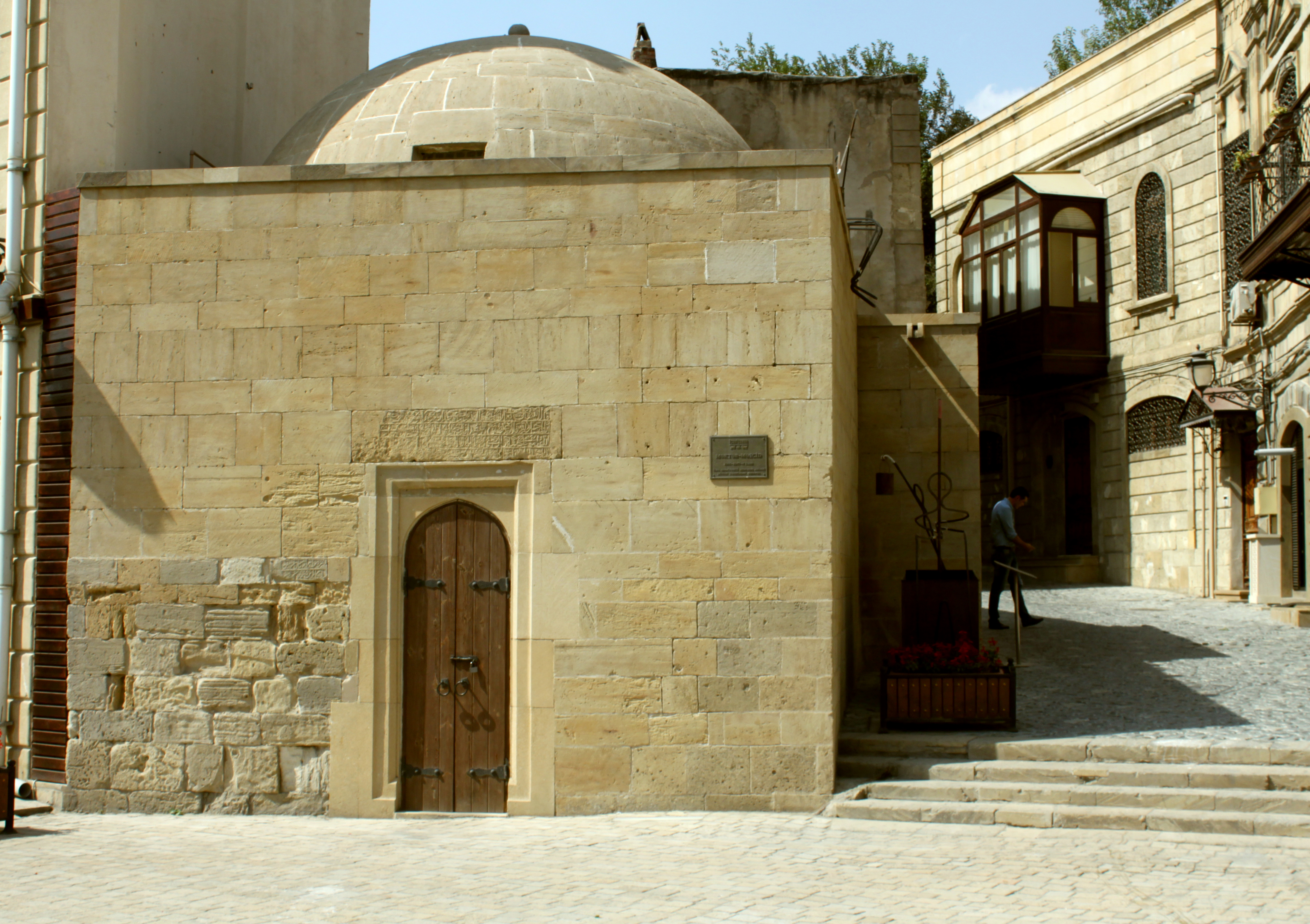 Ця мечеть і одночасно мектеб-медресе була побудована в 1646 році Під час ремонту вулиці Асафа Зейналлі келія медресе виявилася по ту сторону дороги