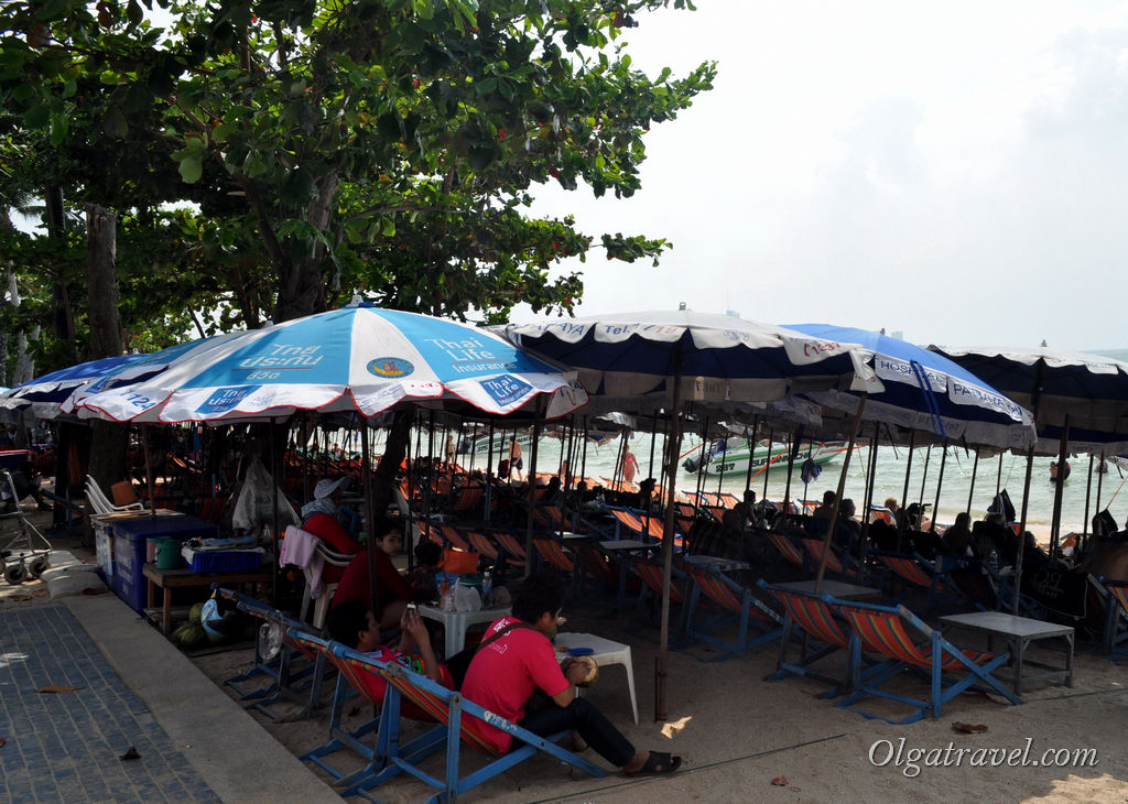 Центральний пляж в Паттайя - стільчики стоять впритул один до одного