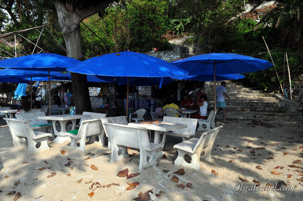 На пляж Козі бич ведуть сходи   На пляжі можна пообідати в одному з кафе   Тут же вам запропонують зробити масаж