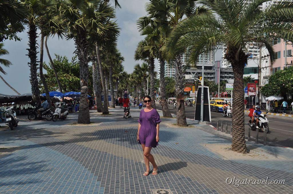 Уздовж центрального пляжу Паттайя широка доглянута пішохідна пальмова алея