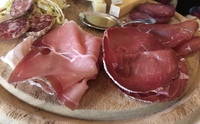 Брезаола - це солона сиров'ялена яловичина, популярна закуска на півночі Італії