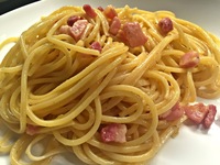 До речі, всупереч поширеній думці, автентичне блюдо спагетті Карбонара не містить вершків