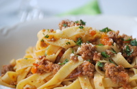Саме тальятелле, а не спагетті, як прийнято вважати, традиційно служать основою для pasta alla Bolognese