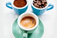 Це не так: в чашечці еспресо кофеїну не більш, ніж у звичайній порції кави, приготованого іншим методом