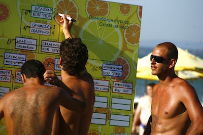 Відпочинок Кам'яниця Свіжий пляжний волейбол продовжується на пляжі Атліман в Созополі, в кемпінгу Градіна і Південному пляжі в Приморсько