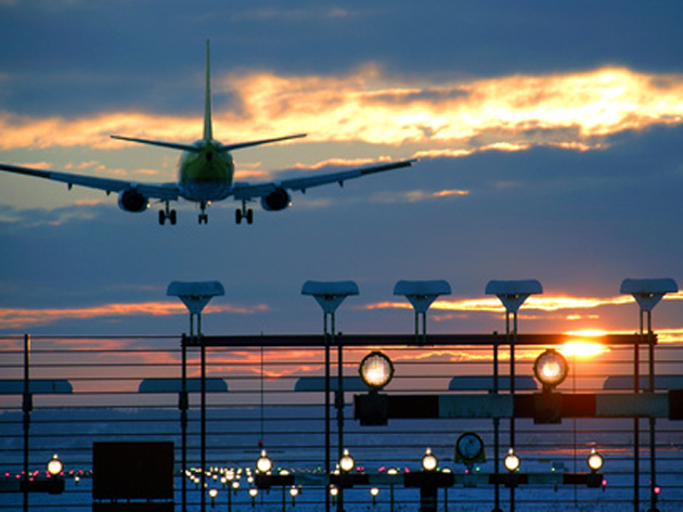Міжнародний аеропорт Чампіно рассположен в 12 км на південний схід від центру міста   Рим