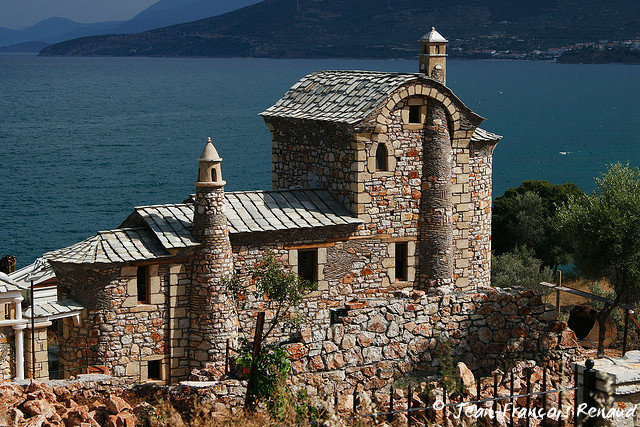 Одним з привабливих для туристів материкових курортів Греції вважається Афінська Рів'єра на узбережжі Егейського моря