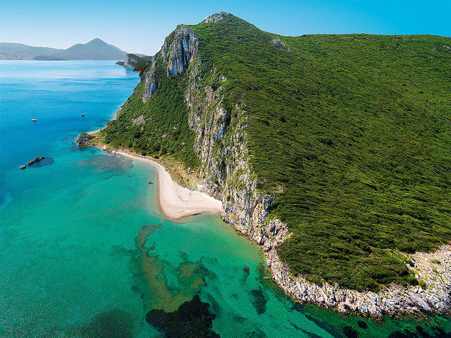 Відокремлені бухти з бірюзовою водою, білосніжний пісок і неперевершена краса Греції стане для вас чудовим відкриттям
