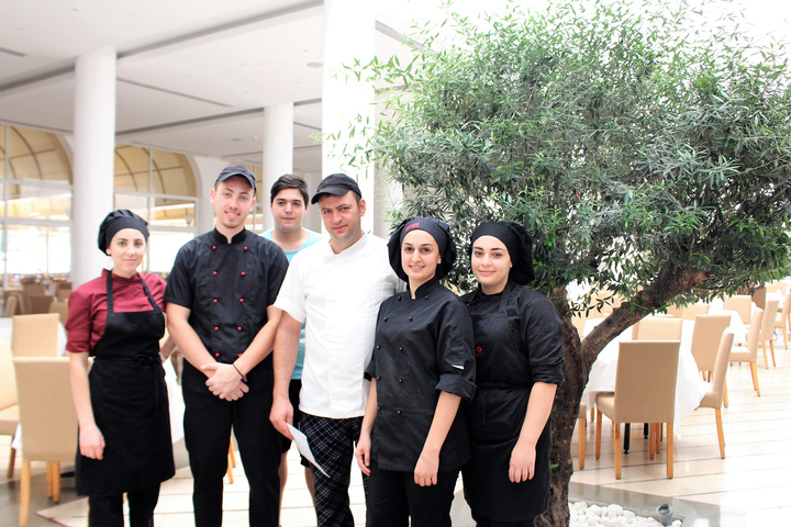 Студенты кулинарного факультета с шеф-поваром г-ном Контарато Димитрисом в деревне Эсперос