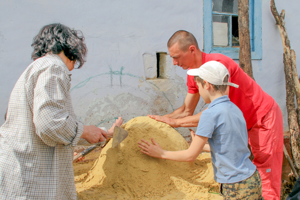 Діти допомагали з великим ентузіазмом - носили пісок, утрамбовували - адже це нагадувало гру в пісочниці - а великий «паску» ліпили їх мами і тата