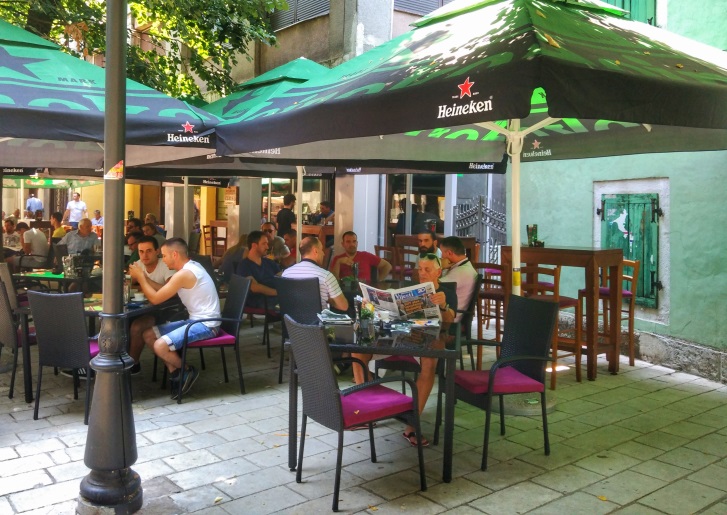 Якось намагалися заборонити на державному рівні курити в кафе і ресторанах, так чорногорці перестали в них ходити