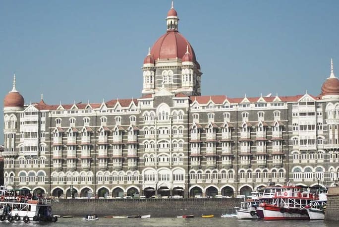 Готель буквально сусідить з монументальним пам'ятником архітектури Воротами Індії