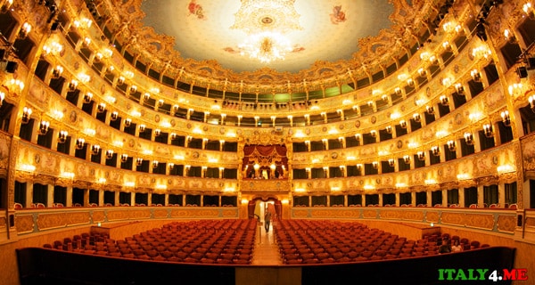Не менш захоплюючим способом відзначити Новий рік в Венеції стане відвідування святкового концерту в оперному театрі Ла Феніче (Teatro La Fenice), який проводиться щоночі, починаючи з 29 грудня і аж до 1 січня