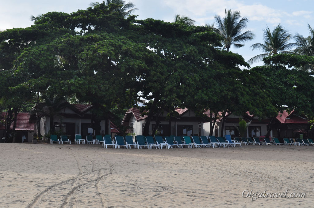На пляжі гостям готелю надаються безкоштовні лежаки з матрацами