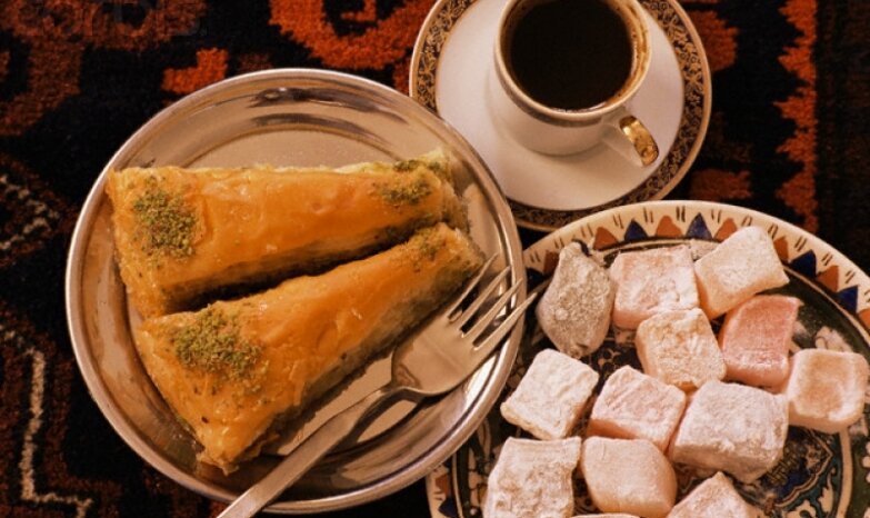 Чоловіки в Марокко   п'ють міцний і солодкий чай з м'ятою з розмовою, а жінки - не тільки