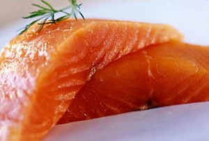 Риба, яка містить велику кількість вітаміну D і нікотинової кислоти (скумбрія, оселедець, форель, хек, печінка тріски) - це найкорисніша риба для жінок, які чекають дитину