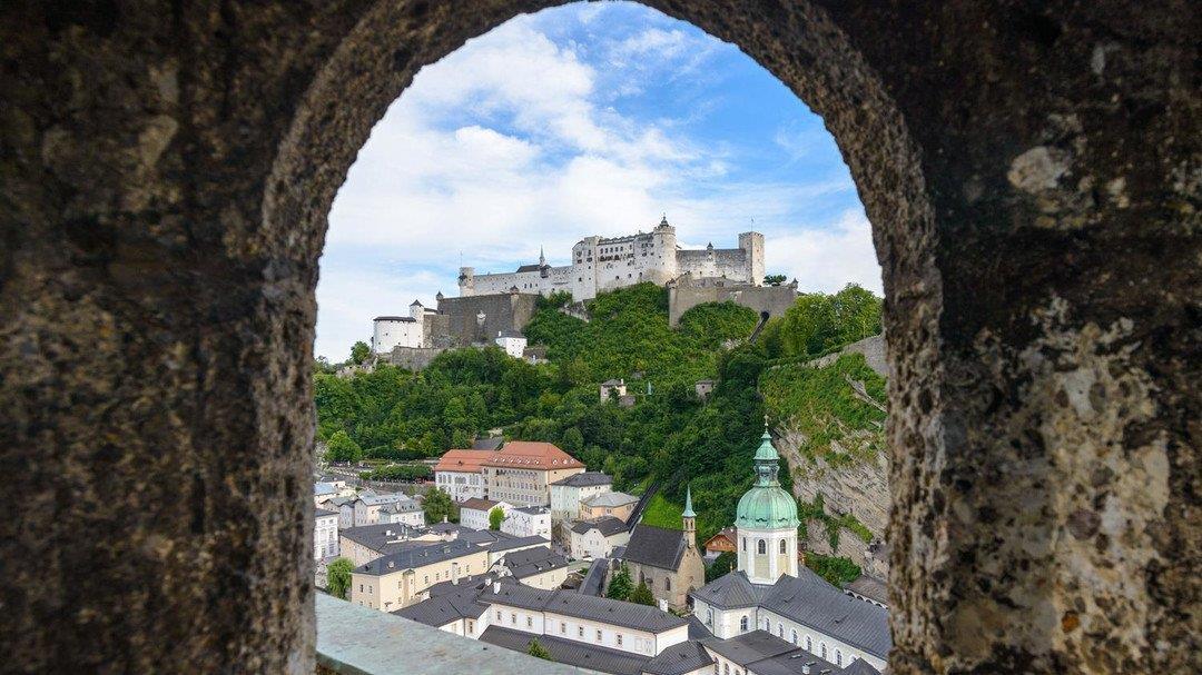 Найбільша і повністю збережена середньовічна фортеця в Центральній Європі, що є символом Зальцбурга, щороку приваблює мільйони туристів в місто Моцарта