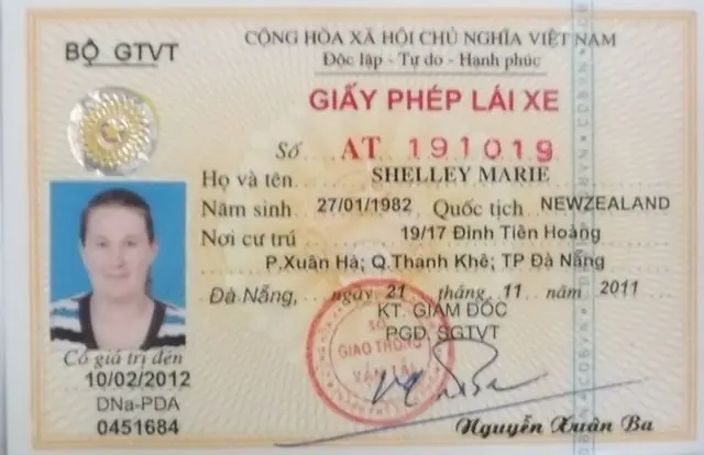 Переклад водійських прав на в'єтнамський мову можна зробити в народному комітеті