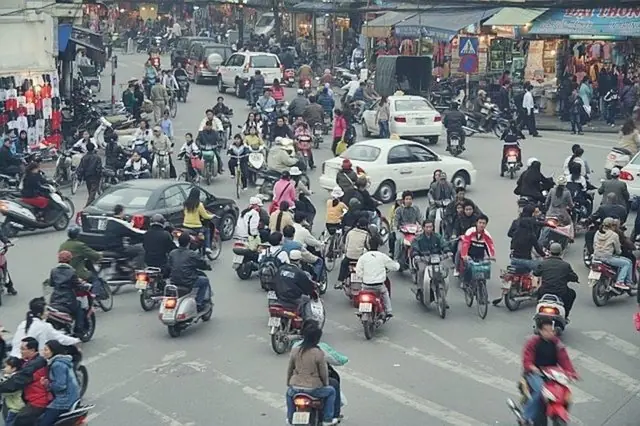 Придивіться: серед мотоциклів і машин ходять люди